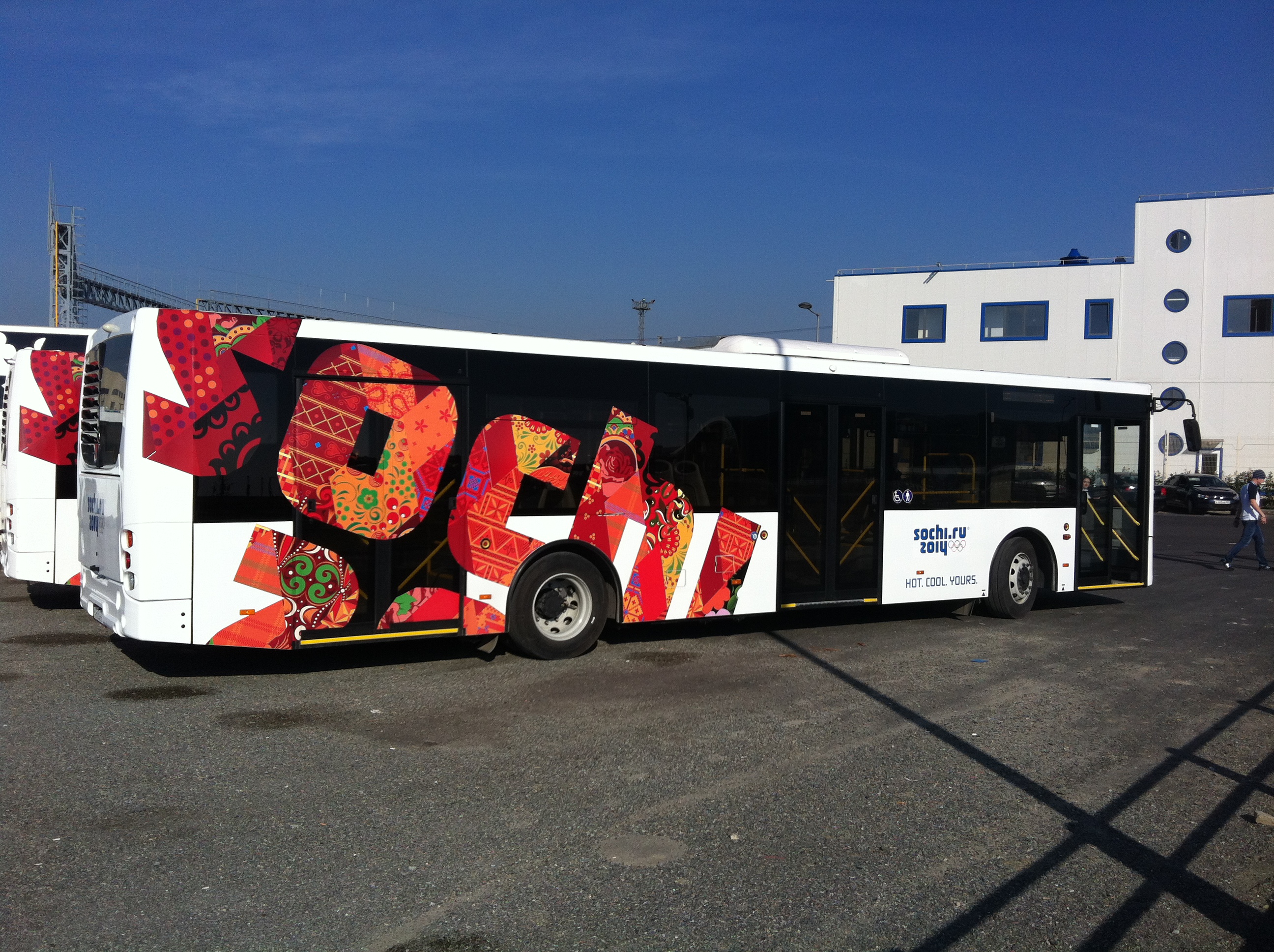 Автобус с символикой Олимпиады, разработанный Bosco