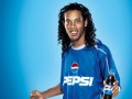 Coca-Cola расторгла контракт с Роналдиньо из-за двух банок Pepsi