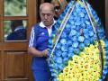 Цветы скорби: Как прощались с Андреем Балем на стадионе Динамо (фото)