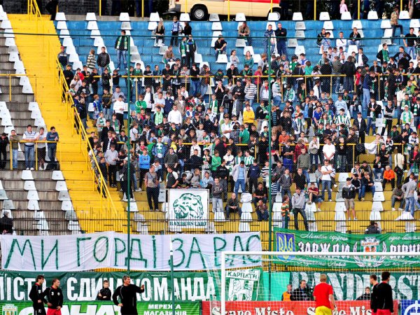 На матч із Волинню прийшли лише найвідданніші вболівальники / Фото ФК Карпати