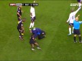 Игрок Болтона теряет сознание во время матча с Тоттенхэмом