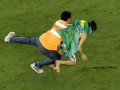 Фанат с флагом заставил стюардов побегать после матча Бразилия – Колумбия (фото)