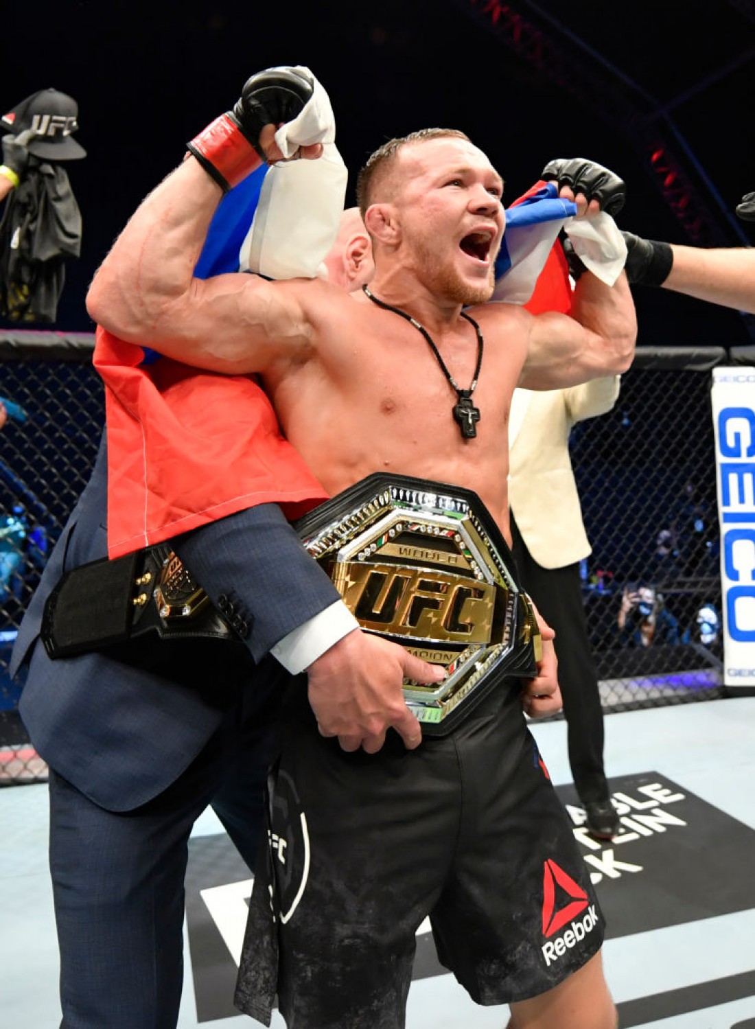 Петр Ян стал новым чемпионом UFC