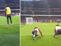Игроки Арсенала легли на газон, чтобы обеспечить фанатам обзор на пенальти в ворота МЮ