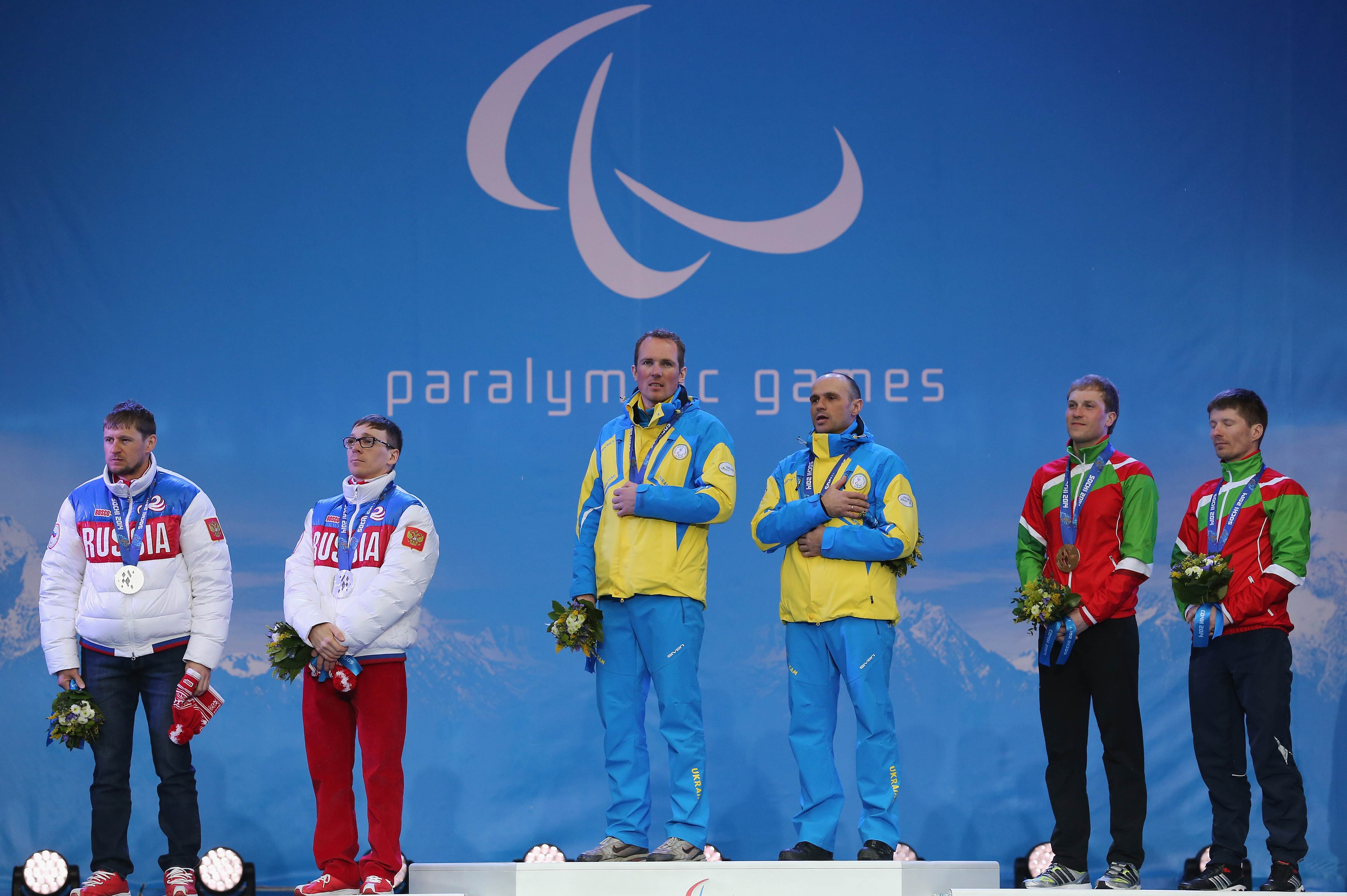Украинский паралимпиец Виталий Лукьяненко и его гид Борис Бабар во время церемонии награждения на Паралимпиаде в Сочи