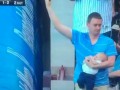 Отец, держа на руках ребенка, словил бейсбольный мяч