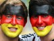Немецкие фанаты наслаждаются атмосферой матча между Бразилией и Германией.