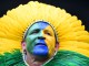 Болельщик сборной бразилии наслаждается атмосферой матча между Бразилией и Германией в Белу-Оризонти, Бразилия.