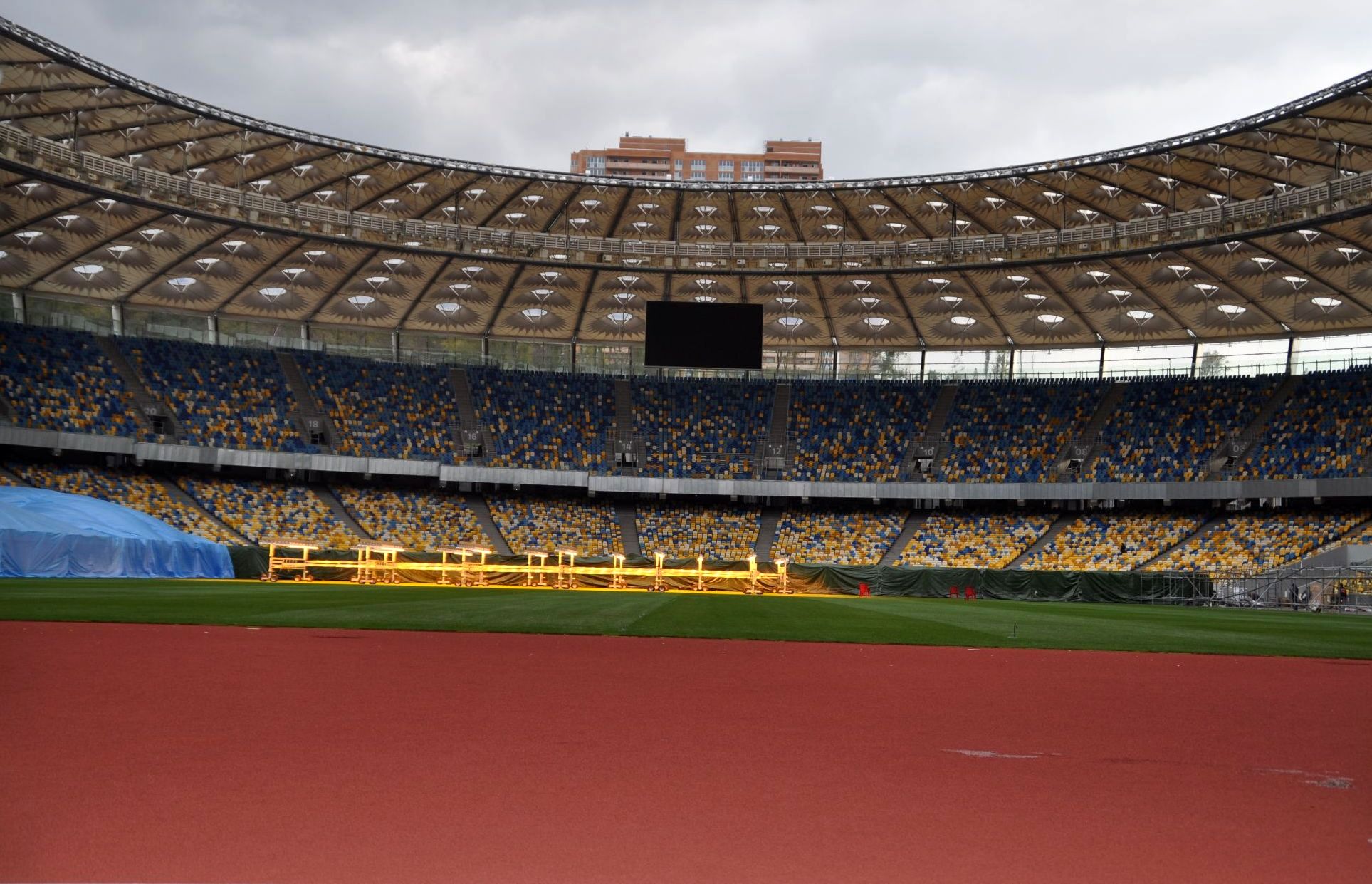 na nsk olimpijskij nachalas ukladka begovyh dorozhek podgotovka k evro 2012 sport bigmir net