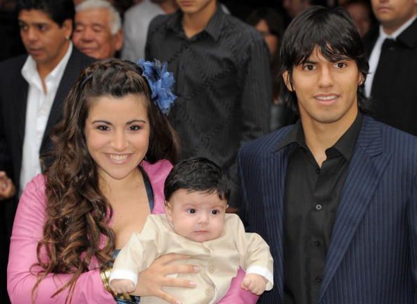 Агуэро с бывшей женой и ребенком
