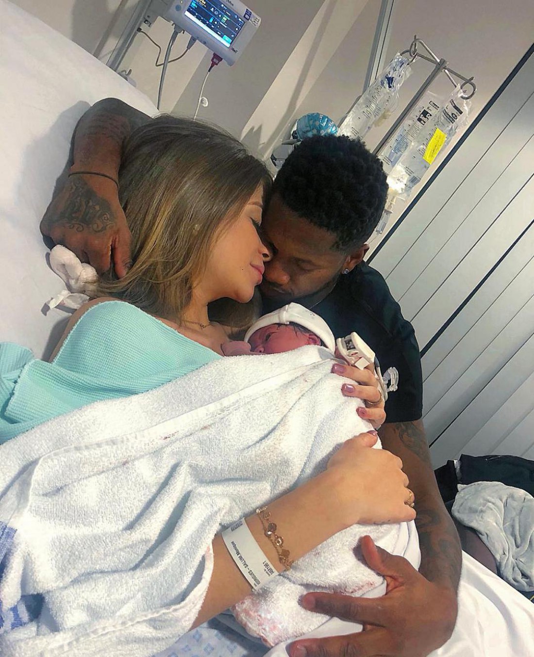 Моника Салум и Фред с новорожденным сыном