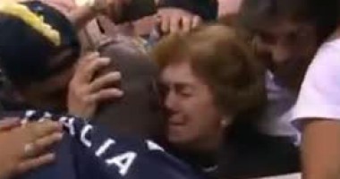 Все для мамы. Балотелли обнимает самого дорогого человека после триумфа в полуфинале Евро-2012