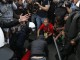 Полиция под присмотром журналистов "пакует" одного из фанатов