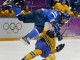 Столкновение Теему Селянне из Финляндии с шведскоим игроком во втором периоде полуфинального матча