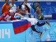 Виктор Ан из России празднует со своим тренером победу в финале по шорт-треку на 500 м среди мужчин