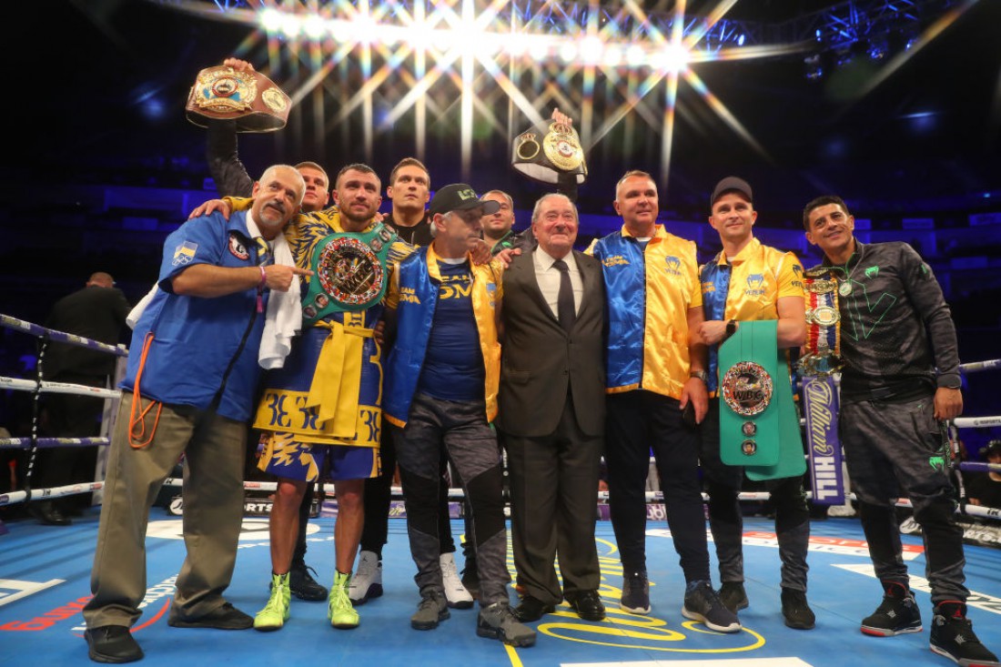 Василий Ломаченко с командой после победы над Люком Кэмпбеллом