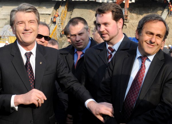 Апрель 2009-го. Виктор Ющенко и Мишель Платини