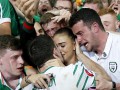 Игрок Ирландии после гола в ворота Италии побежал целоваться с подругой