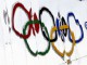 Олимпийские кольца отражаются в зеркалах в Олимпийском парке 