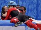 Золотой медалист Шарль Амлен из Канады обнимает свою невесту после победы в финале по шорт-треку на 1500 м