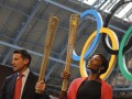 Фотогалерея: Предвестник Олимпиады. В Лондоне представили факел Игр-2012