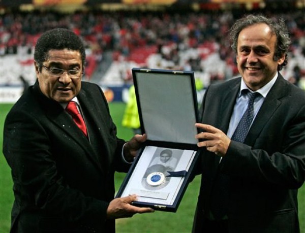 Президент UEFA Мишель Платини (справа) вручает награду Эйсебио за вклад в европейский футбол