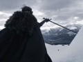 Игра престолов покоряет спорт: Двойник Джона Сноу катался на сноуборде с мечом