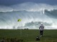 Тайгер Вудс идет к лунке на поле для гольфа в Monterey Peninsula Country Club