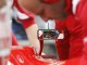 Пилот Ferrari Фелипе Масса наблюдает в зеркале заднего вида, как его команда работает во время практики на Гран-при Китая в Шанхае