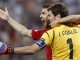 Футболисты сборной Испании Сеск Фабрегас и Икер Касильяс празднуют победу над португальцами в полуфинале Евро-2012 