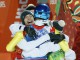 Немецкий прыгун с трамплина обнимается с членами своей командой после завоевания олимпийского золота