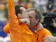 Голландский конькобежец Стефан Гротхейс  вместе со своим тренером радуется олимпийскому золоту  
