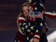 Американские олимпийцы обнимаются во время церемонии открытия Олимпиады в Сочи