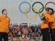 Голландские конькобежцы поздравляют друг друга на пьедестале
