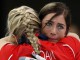 Британские керлингистки обнимаются после победы над сборной Швейцарии в борьбе за олимпийскую бронзу
