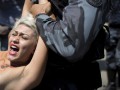 Голая FEMEN покричала на главном стадионе Бразилии (ФОТО)