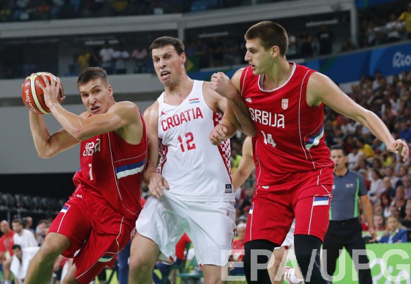 Никола Йокич с мячом против игрока сборной Хорватии