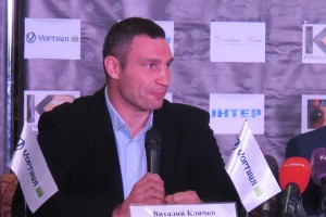 Виталий Кличко верит, что Усик станет чемпионом мира среди профессионалов