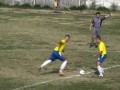 Спринт. Футболист забивает быстрый гол с центра поля