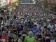 Тысячи людей бегут во время ежегодного забега в Сиднее под названием Из города к волнам