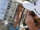 Американский гольфист Джейсон Дафнер целует трофей, выигранный на заключительном из четырех "мэйджоров" в сезоне, который проходил в американском Питтсфорде и выиграл PGA Championship