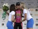 Девушки целуют победителя шестого этапа велогенки Тур Юты испанца Франсиско Мансебо