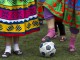 Перуанские женщины ожидают начала футбольного турнира среди рыночных торговцев в Лиме (Перу)