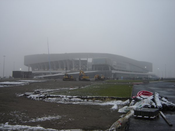 У стадиона продолжается укладка асфальта