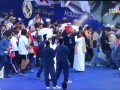 Фанаты сборной Омана обрушили заграждение на стадионе, празднуя победу команды
