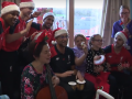 Тренер Ливерпуля поздравил детей с Рождеством, сыграв на инструменте