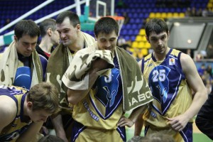 Будивельник легко разобрался с Говерлой