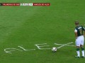 Арбитр на газоне написал имя футболиста исчезающим спреем