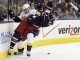 Форвард Нэшвилл Предаторз Ричард Клун и нападающий Коламбус Блю Джекетс Артем Анисимов ведут борьбу в поединке NHL в Коламбусе (штат Огайо, США)