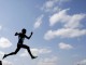 Американец Трэвис Махони преодолевает последние метры во время забега на 3000 метров с препятствиями на легкоатлетическом турнире в Де-Мойне  (штат Айова, США)